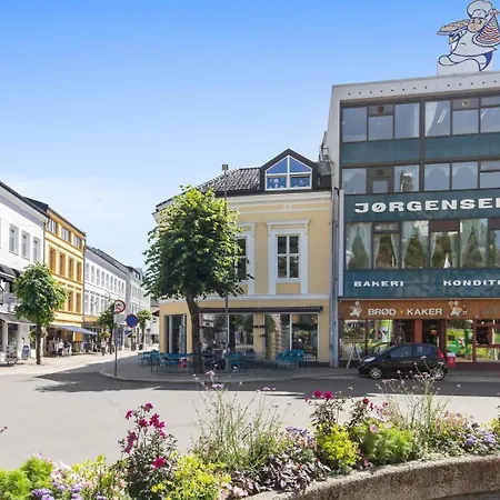 Sentrum - Koselig Hus Med Parkering Arendal Exterior photo