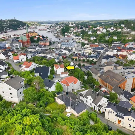 Sentrum - Koselig Hus Med Parkering Arendal Exterior photo