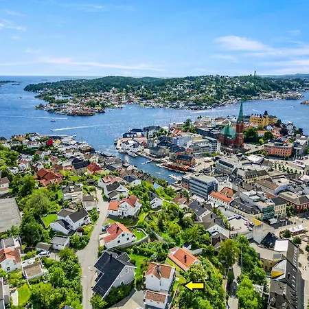 Sentrum - Koselig Hus Med Parkering Arendal Exterior photo