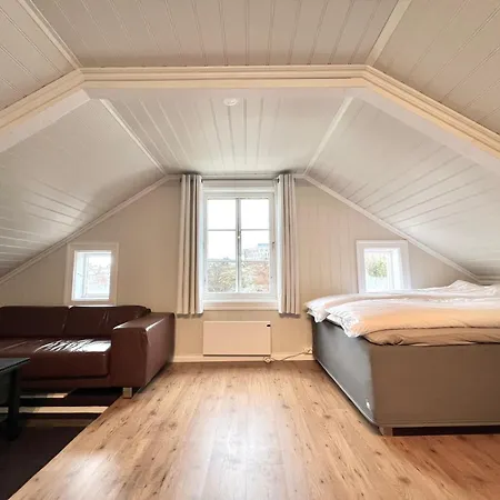 Sentrum - Koselig Hus Med Parkering Arendal Exterior photo