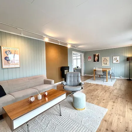 Sentrum - Koselig Hus Med Parkering Arendal Exterior photo